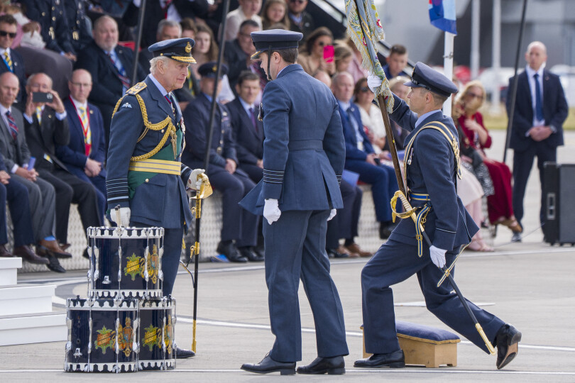 Charles III à la cérémonie de remise de l'étendard du 42e escadron de bombardiers torpilleurs.