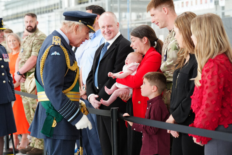 Charles III rencontre les famille des soldats qui vivent sur la base aérienne.
