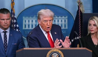 Le président américain Donald Trump entouré par le ministre de la Défense, Pete Hegseth, et la ministre de la Justice, Pam Bondi, lors d'une conférence de presse à la Maison Blanche sur le maintien de l'ordre à Washington, le 11 août 2025