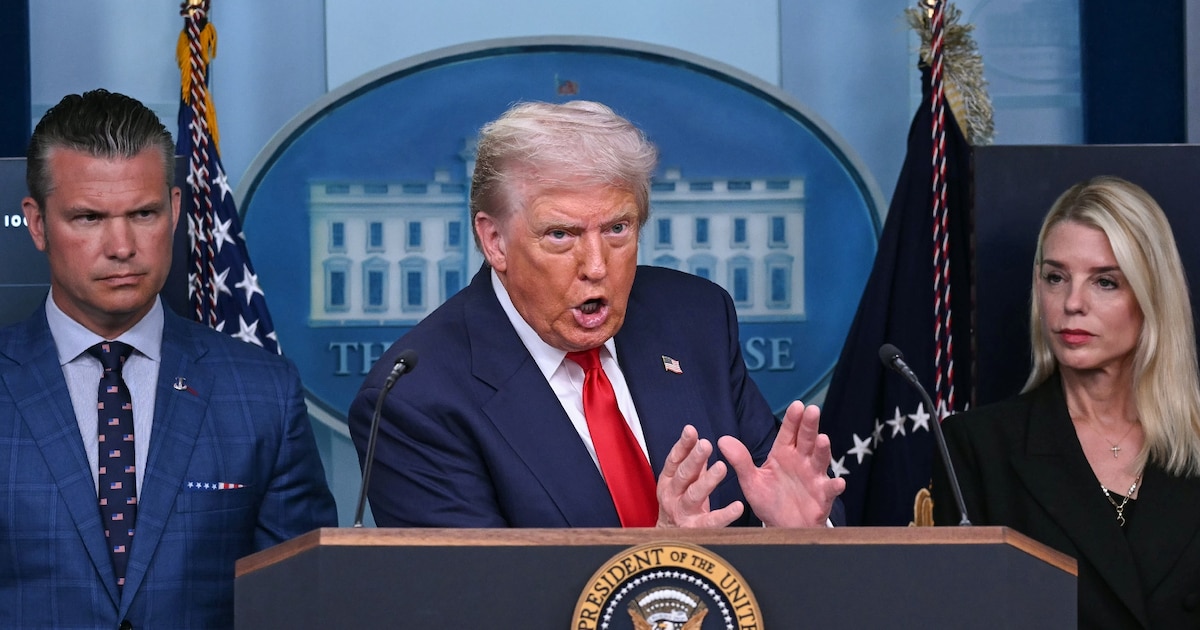 Le président américain Donald Trump entouré par le ministre de la Défense, Pete Hegseth, et la ministre de la Justice, Pam Bondi, lors d'une conférence de presse à la Maison Blanche sur le maintien de l'ordre à Washington, le 11 août 2025
