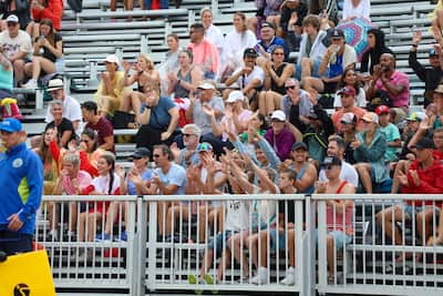 Ambiance au parc Jean-Drapeau, le mercredi 13 août 2025, lors des qualifications pour le Montréal Beach Pro Tour, grand événement de volleyball de plage.