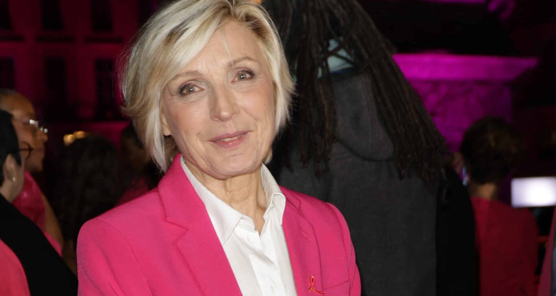 "Retournez dans votre Ehpad", Évelyne Dhéliat violemment prise pour cible