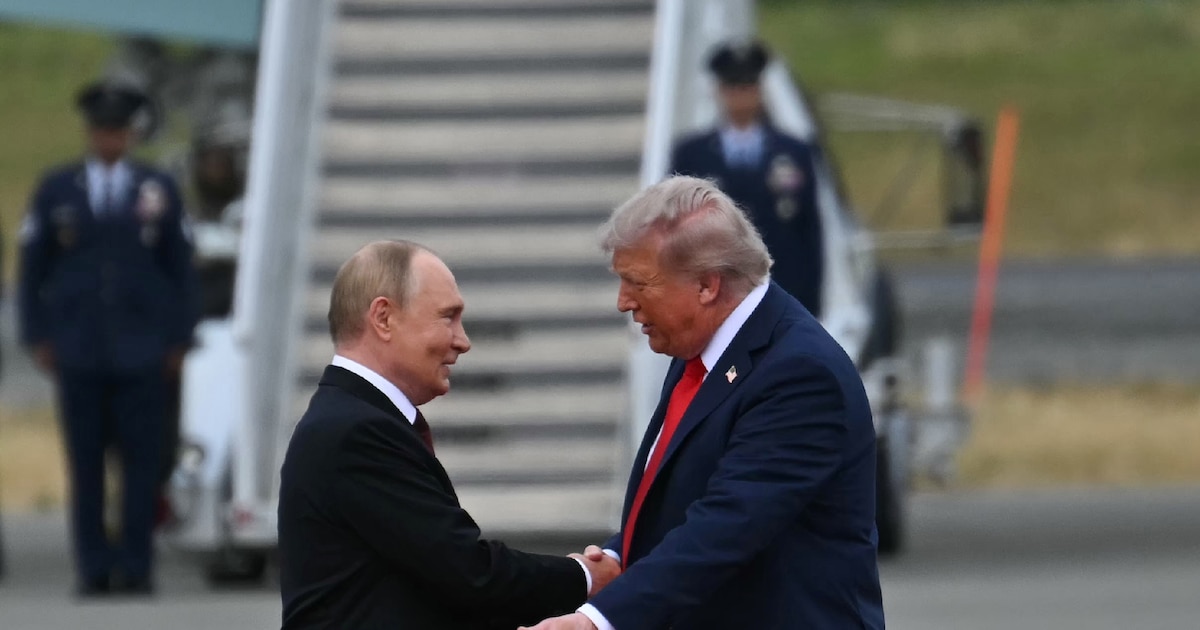 Le président américain Donald Trump et le président russe Vladimir Poutine sur la base militaire Elmendorf-Richardson en Alaska, le 15 août 2025