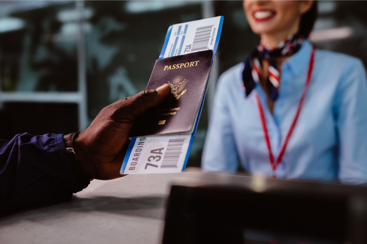 L’Union européenne a annoncé mercredi 30 juillet la mise en place du contrôle automatisé à ses frontières, qui doit à terme remplacer le tampon manuel sur les passeports - Crédits : wundervisuals / iStock