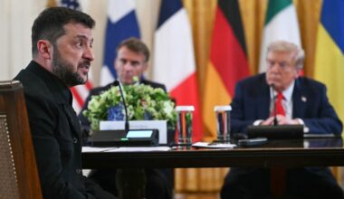 Le président ukrainien Volodymyr Zelensky s'exprime tandis que le président français Emmanuel Macron et le président américain Donald Trump l'écoutent lors d'une réunion avec les dirigeants européens dans la salle Est de la Maison Blanche à Washington, DC, le 18 août 2025.
