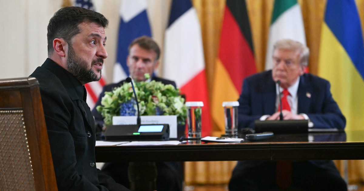 Le président ukrainien Volodymyr Zelensky s'exprime tandis que le président français Emmanuel Macron et le président américain Donald Trump l'écoutent lors d'une réunion avec les dirigeants européens dans la salle Est de la Maison Blanche à Washington, DC, le 18 août 2025.