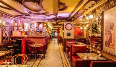 Cette brasserie incontournable de Montmartre est aussi un emblème de l’Art nouveau à Paris — et l’une des plus grandes stars françaises y a fait ses débuts
