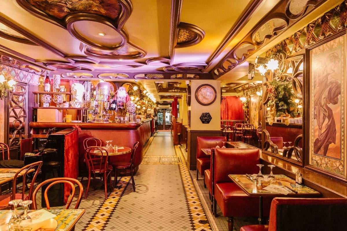 Cette brasserie incontournable de Montmartre est aussi un emblème de l’Art nouveau à Paris — et l’une des plus grandes stars françaises y a fait ses débuts