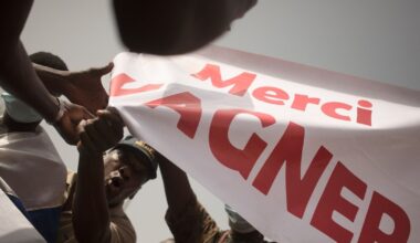 Des manifestants brandissent une banderole remerçiant le groupe paramilitaire russe Wagner, à Bamako (Mali) le 19 février 2022