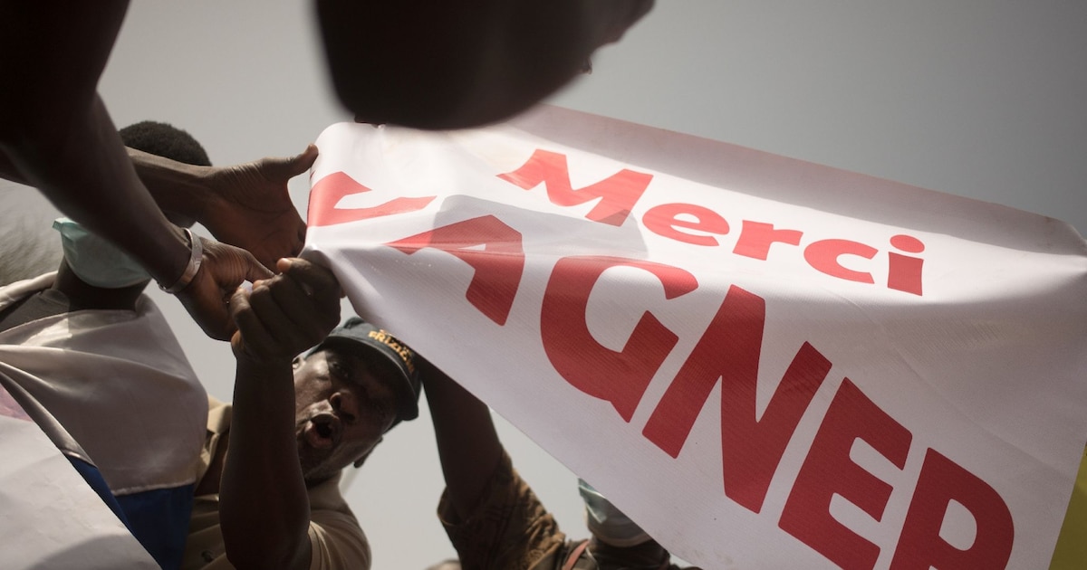 Des manifestants brandissent une banderole remerçiant le groupe paramilitaire russe Wagner, à Bamako (Mali) le 19 février 2022