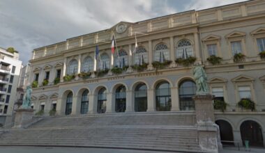 Plusieurs tags ont été retrouvés devant la mairie de Saint-Étienne, dimanche 17 août. PHOTO © Capture d'écran Google Street View