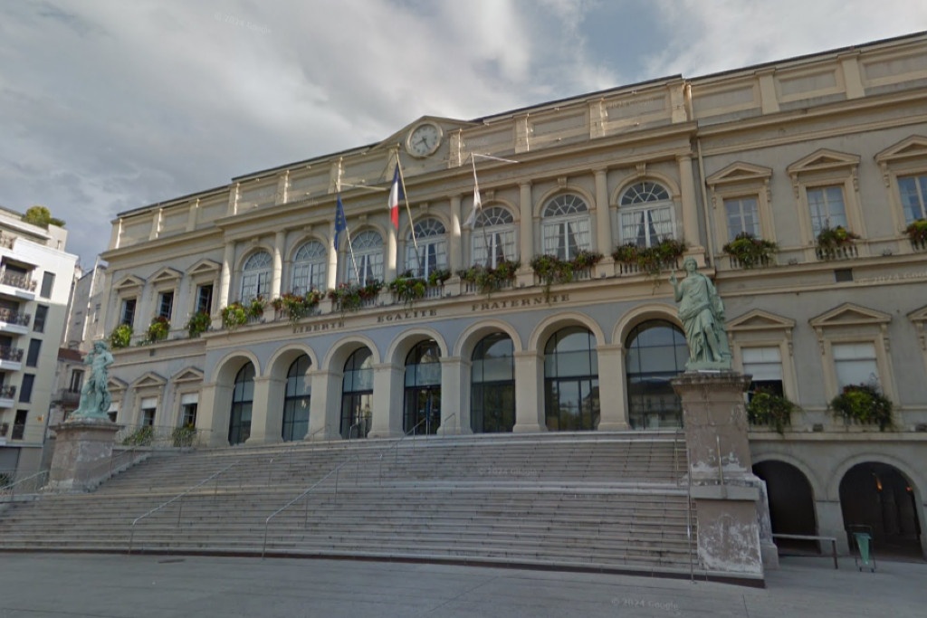 Plusieurs tags ont été retrouvés devant la mairie de Saint-Étienne, dimanche 17 août. PHOTO © Capture d'écran Google Street View
