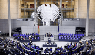 L’Allemagne décide, la France tergiverse: le blocage français dans le miroir allemand