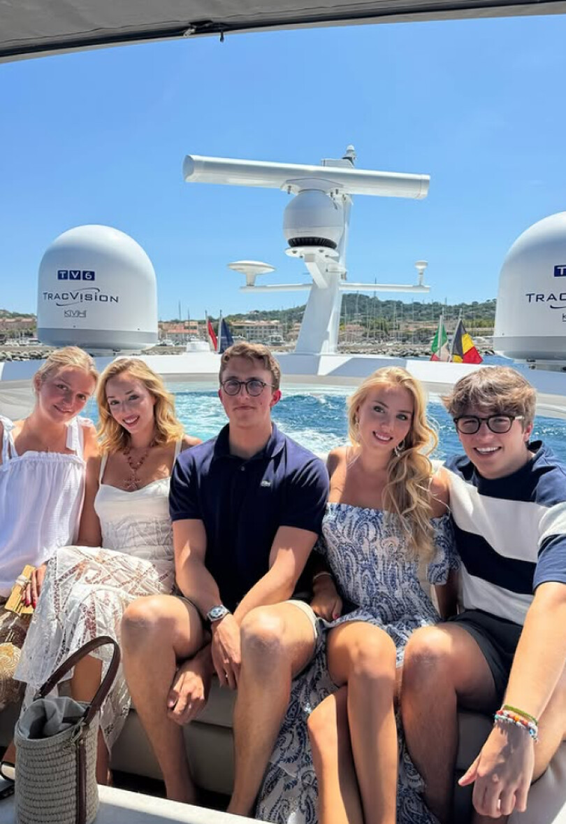 Les princesses Maria Chiara et Maria Carolina de Bourbon-Siciles avec la princesse Louise, le prince Nicolas et le prince Aymeric de Belgique, le 4 août 2025.