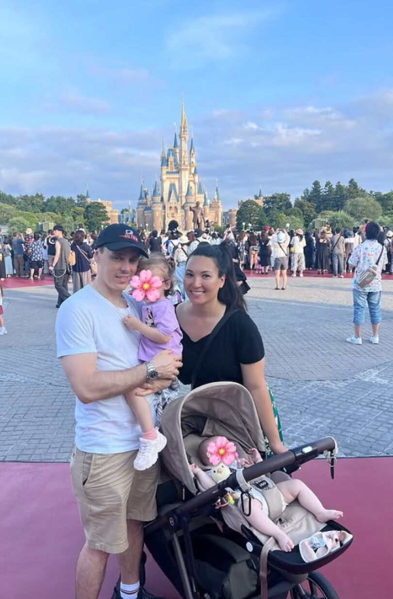 Louis et Marie Ducruet avec leurs filles devant le château de Disneyland Tokyo.