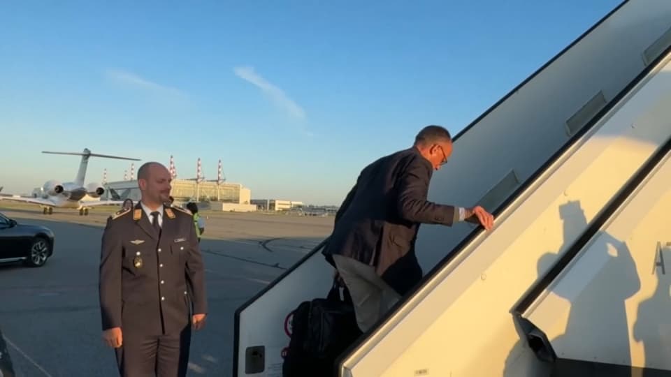 Le chancelier allemand Friedrich Merz montant dans un avion à Munich (Allemagne) en direction de Washington (États-Unis) le lundi 18 août 2025.