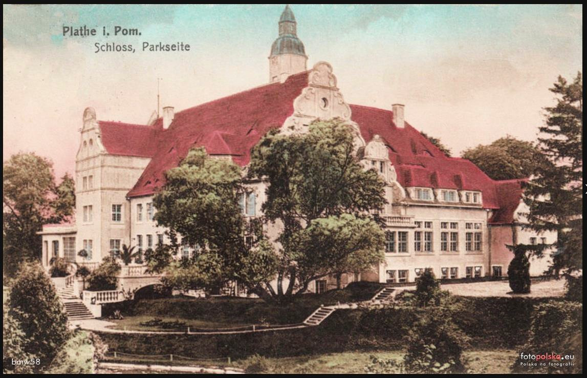 Vue ancienne d’un château avec un toit rouge et une architecture élégante, entouré de végétation luxuriante.