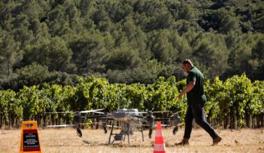 Épandage de produits phytosanitaires par drones: les agriculteurs varois suspendus à la loi