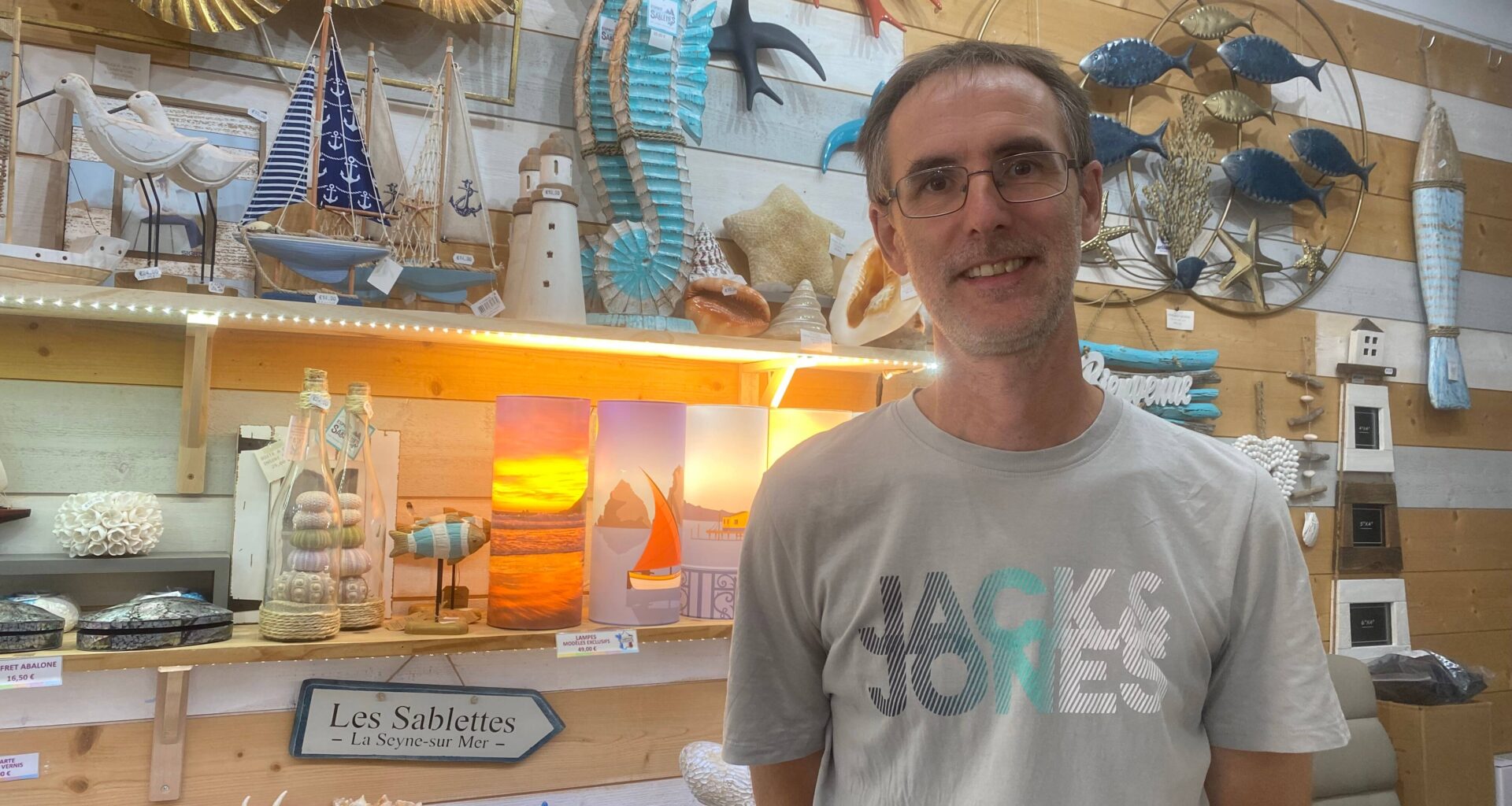 "On veut vraiment proposer des souvenirs spéciaux": à La Seyne, cette boutique fait le bonheur des touristes et des locaux