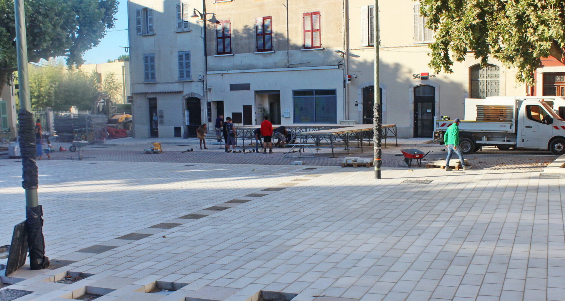 Le concert en hommage à Edith Piaf et Charles Aznavour a eu lieu sur la nouvelle place du Luc