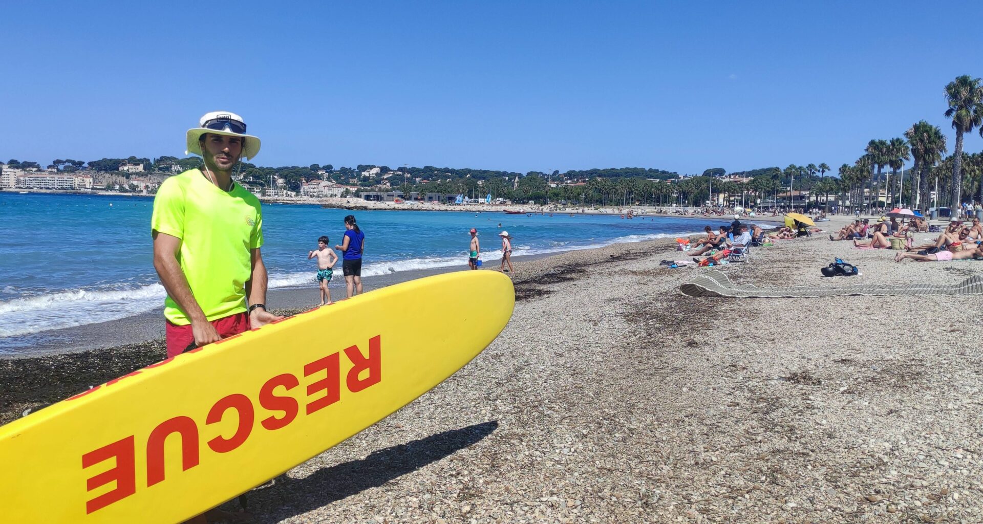 "Surveillant de plage, c’est être au cœur de l’été": rencontre avec Florian, saisonnier qui veille sur les baigneurs à Six-Fours