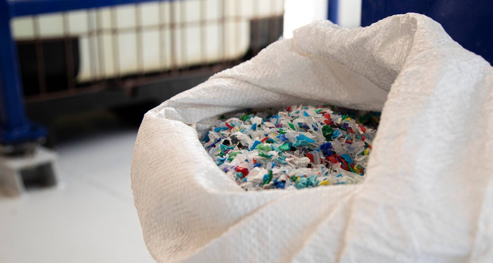 Au-dessus de Nice, cet atelier de recyclage du plastique, dénoncé par une pétition, est-il vraiment polluant? Des spécialistes décryptent...