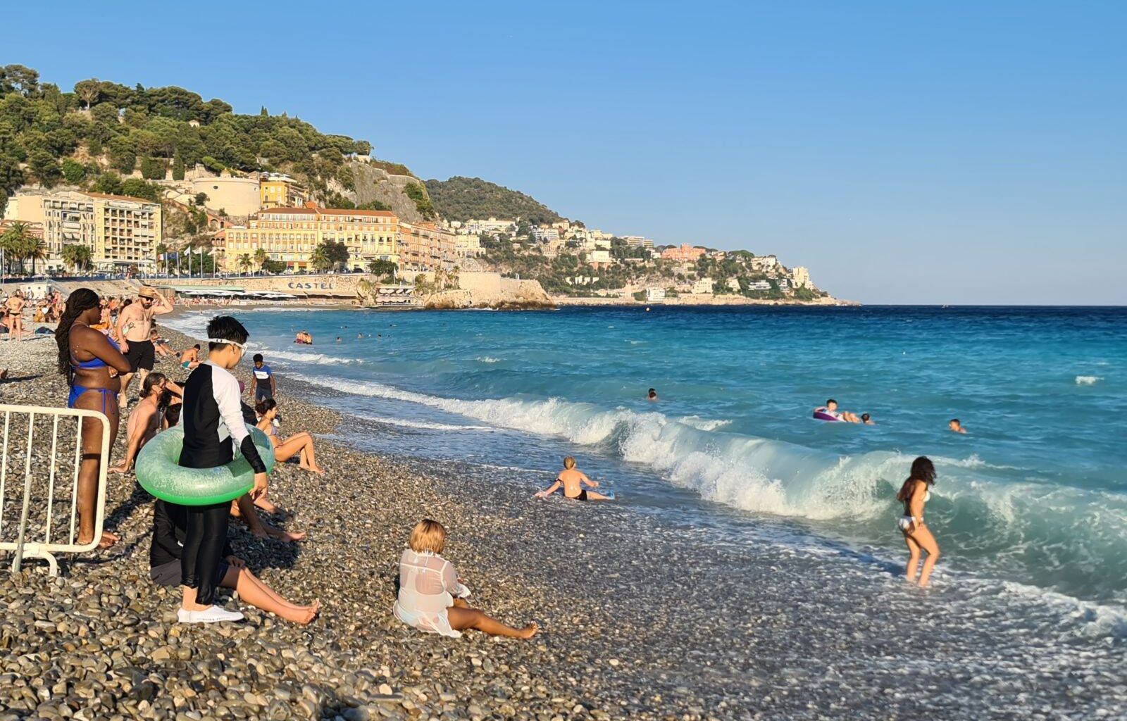 "Je n’ai vu aucune signalisation": il y avait encore des baigneurs dans l’eau à Nice, malgré l'interdiction prise par la Ville