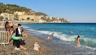 "Je n’ai vu aucune signalisation": il y avait encore des baigneurs dans l’eau à Nice, malgré l'interdiction prise par la Ville