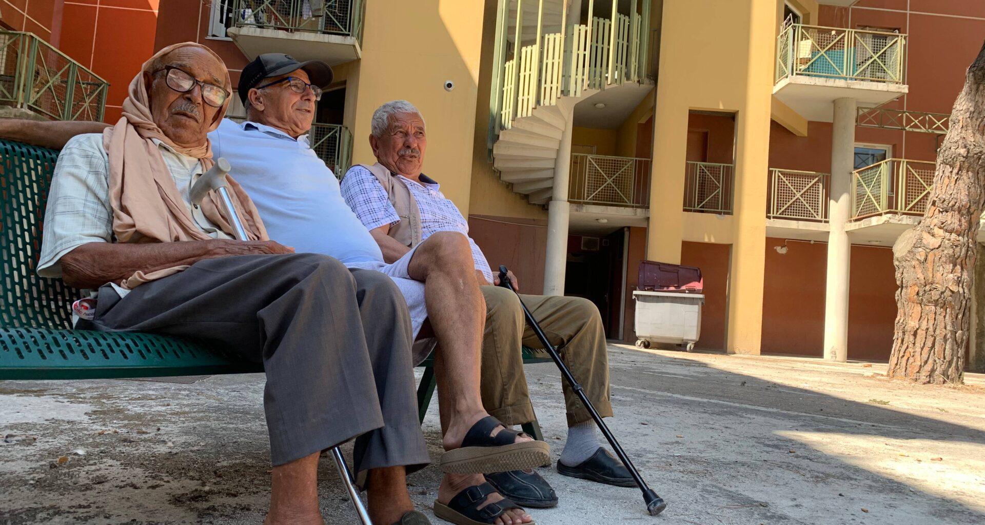 "Ici, les gens meurent seuls, loin des regards...": à l’ouest de Nice, le énième cri d’alerte des vieux travailleurs migrants du foyer Adoma sera-t-il entendu?