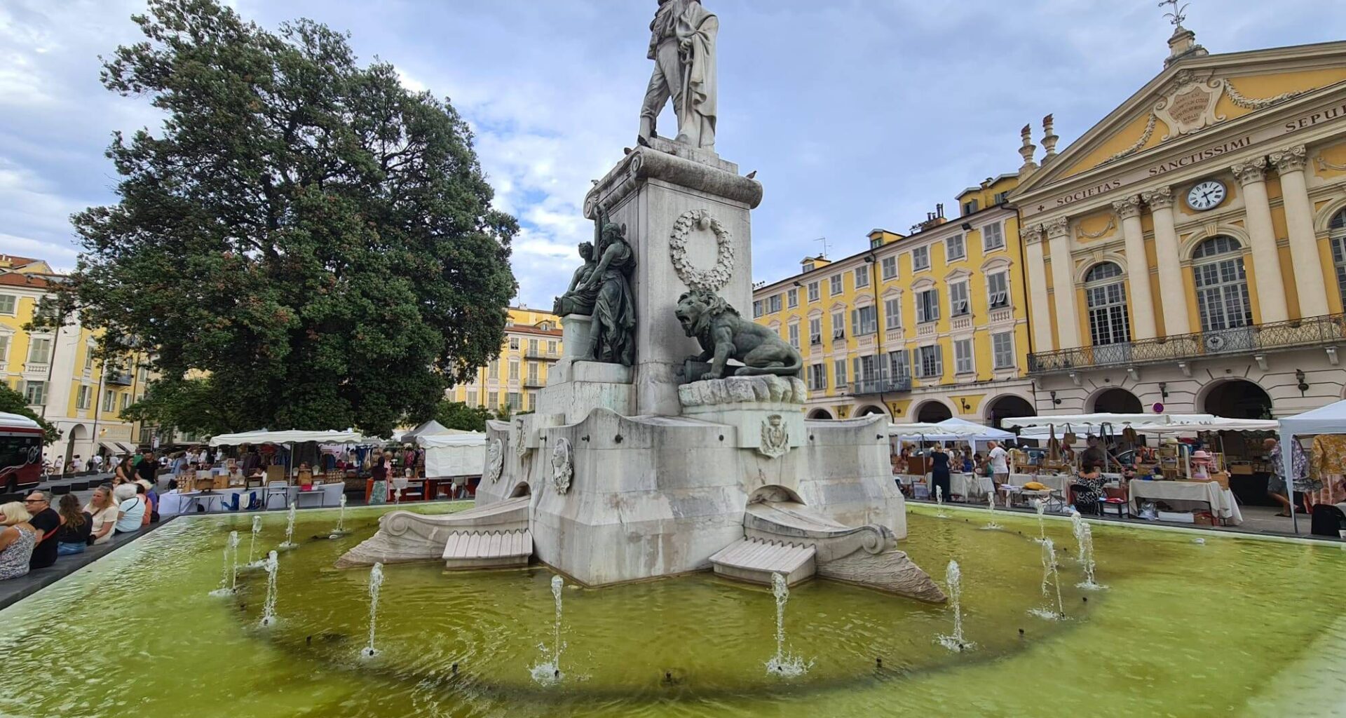 A Nice, l'eau de la fontaine de la place Garibaldi tourne au vert