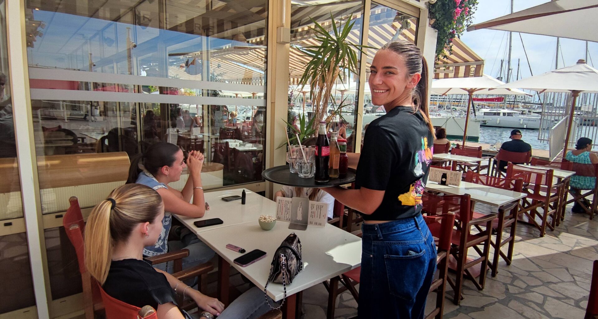 "J’aime quand c’est le coup de feu dans le café!": serveuse sur le port de Toulon cet été, Gabrielle nous raconte son quotidien