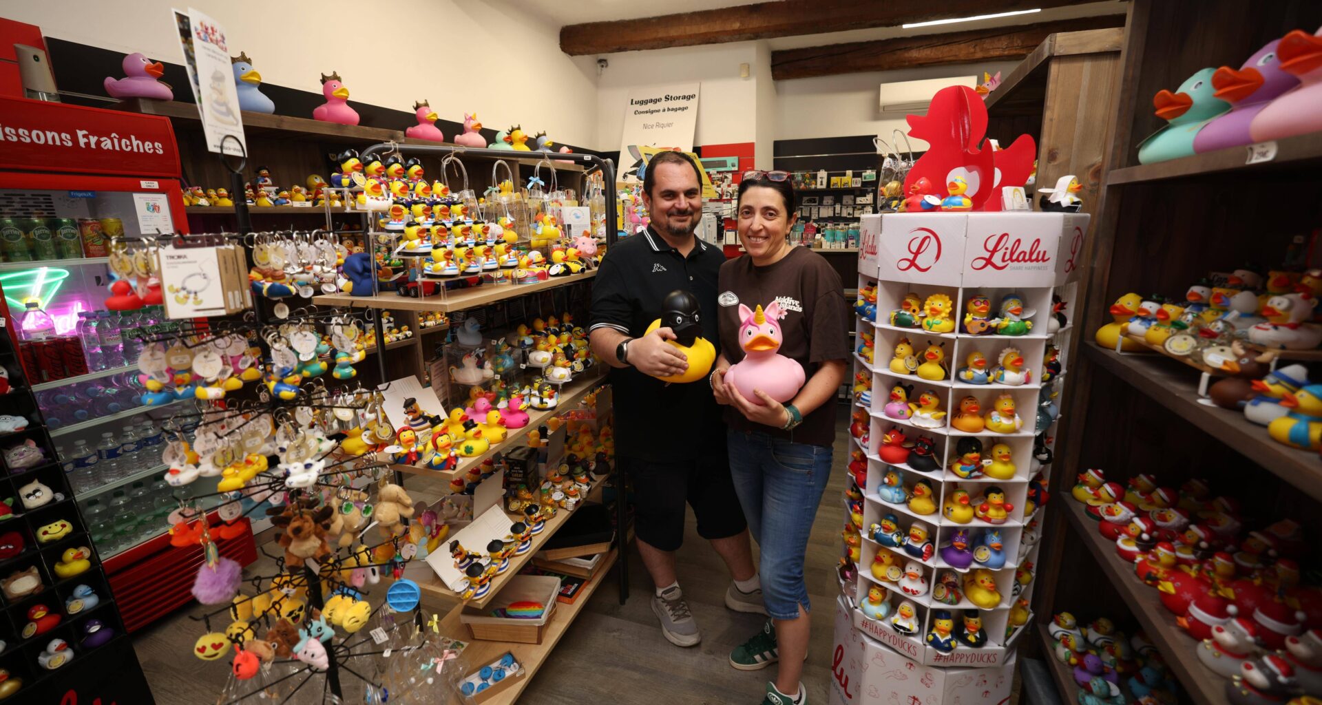 Ce commerce qui vend des canards de bain à Nice va devoir cesser son activité, on démêle l’imbroglio