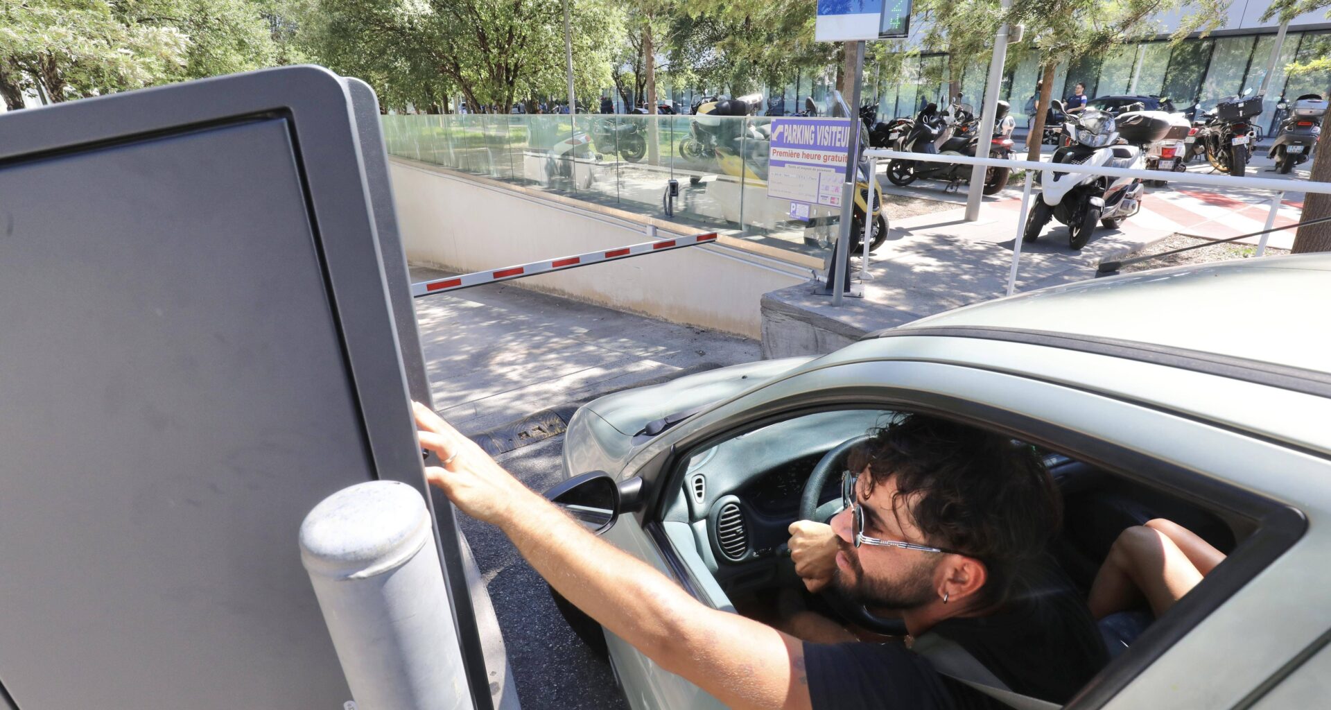 "Beaucoup de personnes viennent de loin pour se faire soigner et doivent en plus payer le stationnement": ce député lorrain réclame la gratuité des parkings des hôpitaux
