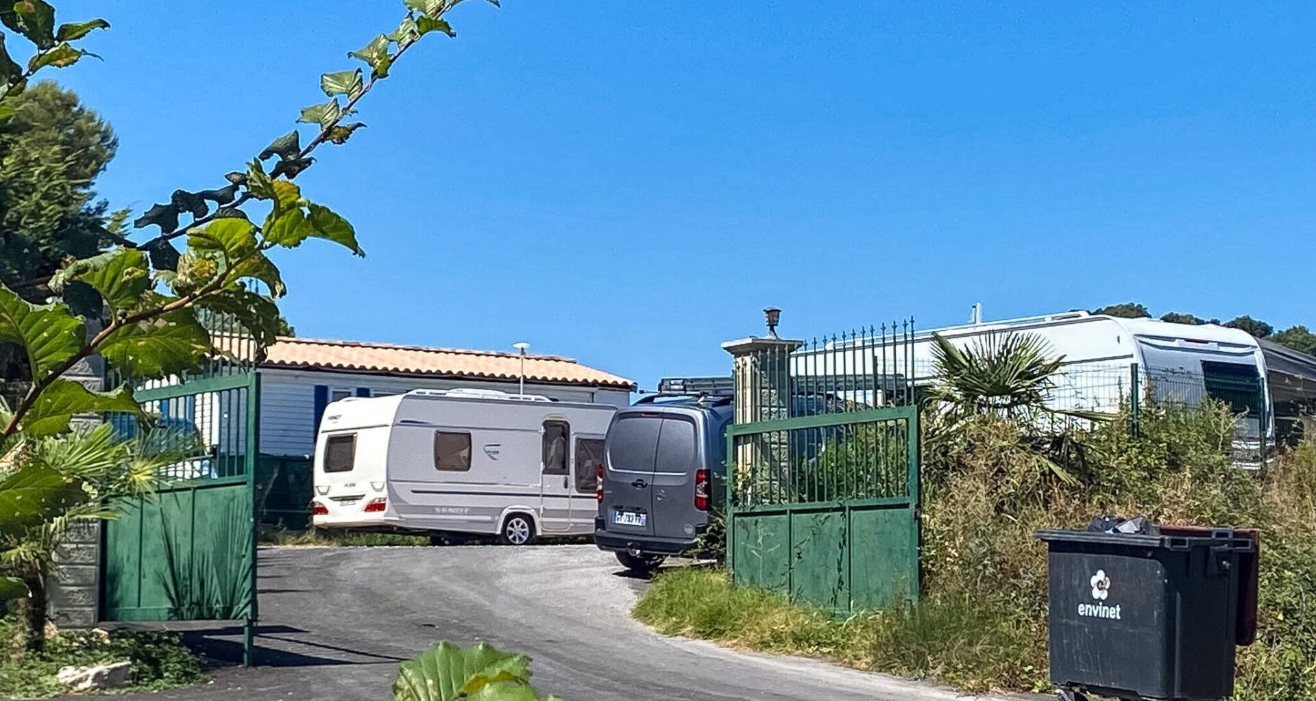 Deux enfants retrouvés morts dans une piscine à Antibes: la piste de la noyade accidentelle se précise