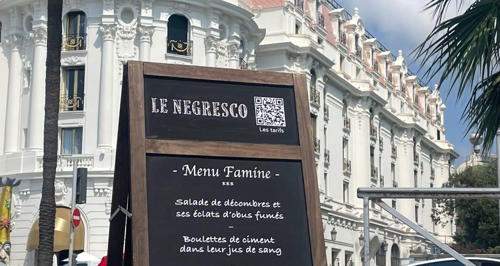 "Salade de décombres", "parpaing perdu"… Un artiste détourne le menu du Negresco à Nice pour alerter sur la famine à Gaza