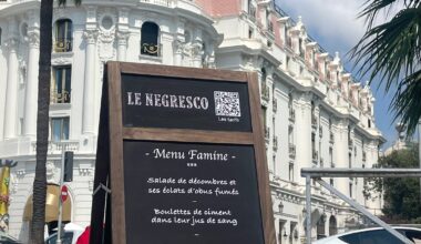 "Salade de décombres", "parpaing perdu"… Un artiste détourne le menu du Negresco à Nice pour alerter sur la famine à Gaza