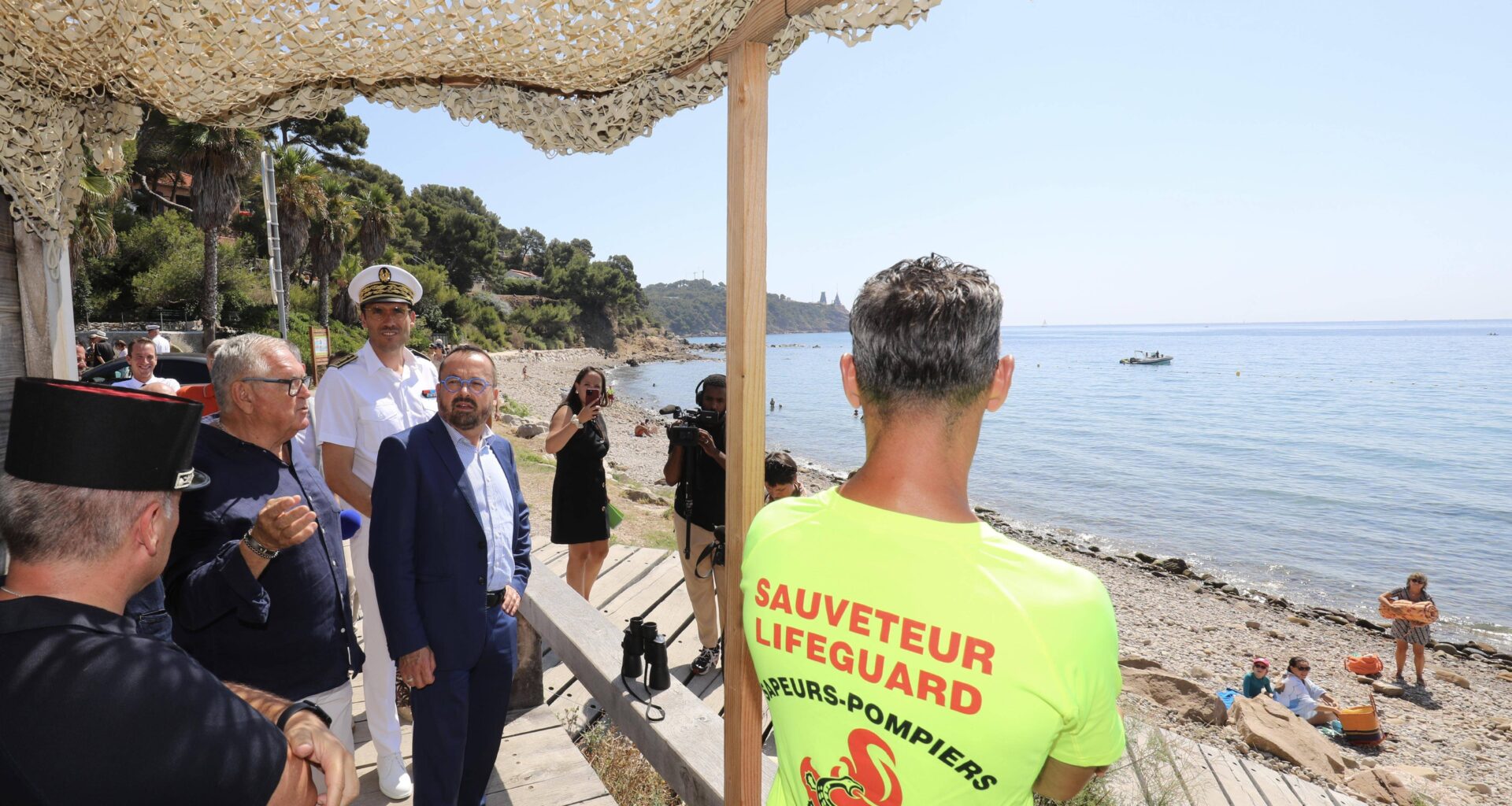En visite sur une plage varoise, le ministre de la Santé Yannick Neuder mobilisé pour une baignade sécurisée