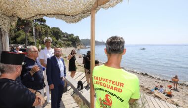 En visite sur une plage varoise, le ministre de la Santé Yannick Neuder mobilisé pour une baignade sécurisée
