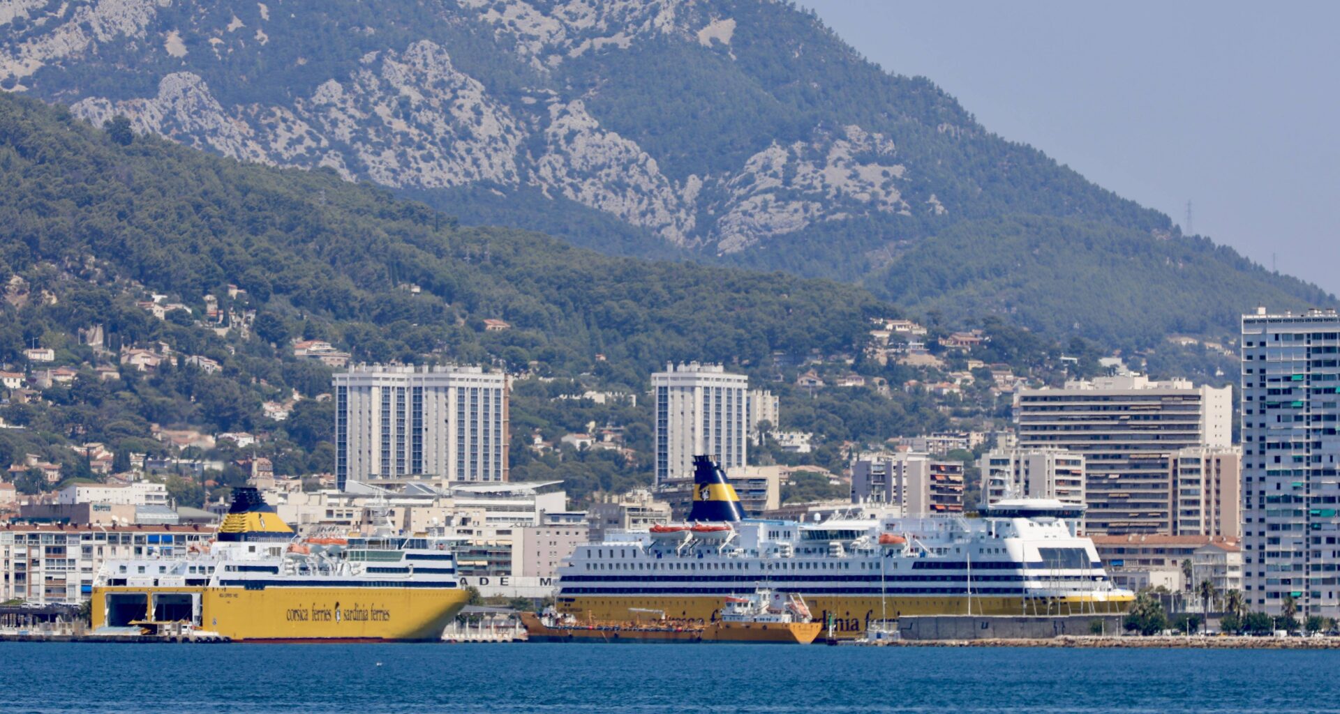 Pollution: pourquoi les ferries en escale à Toulon fument-ils toujours autant malgré les installations disponibles? On vous explique