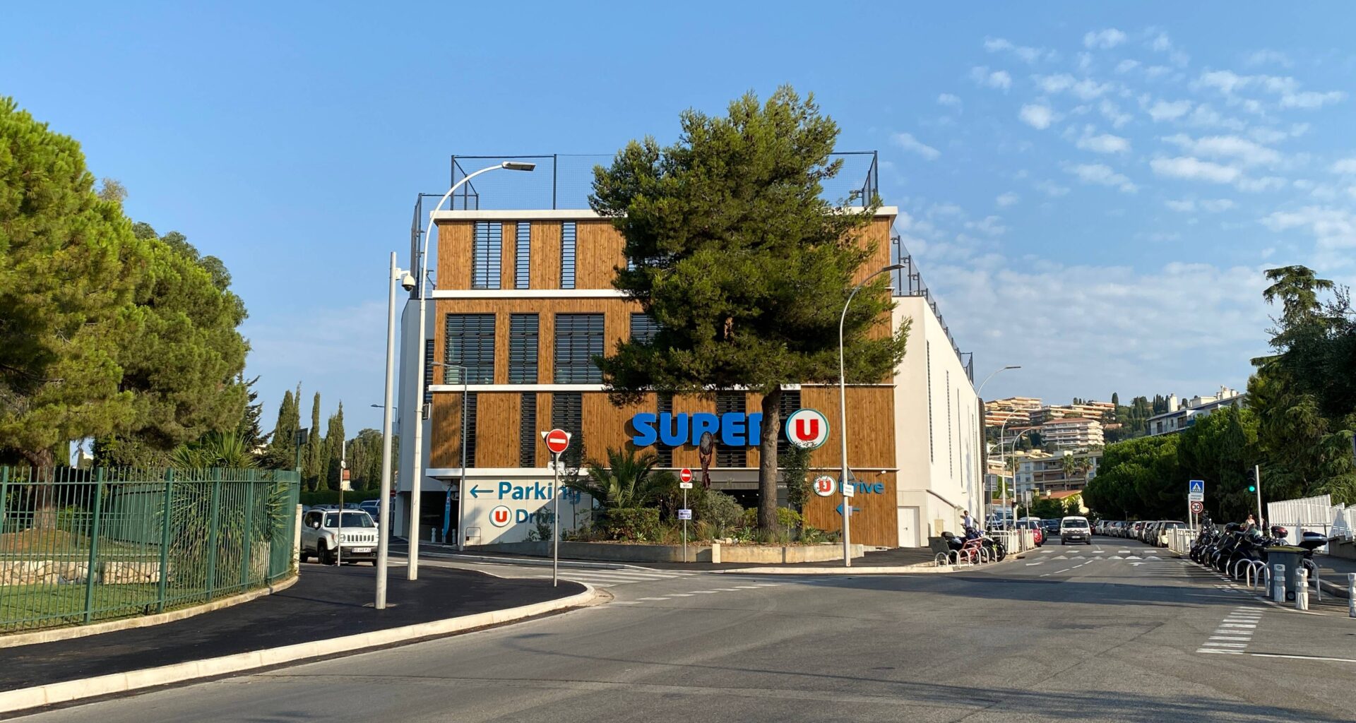 "Les prix les plus bas de Nice", des terrains de sport sur le toit, 200 places de parking... Le Super U de Caucade, très attendu dans le quartier, a ouvert