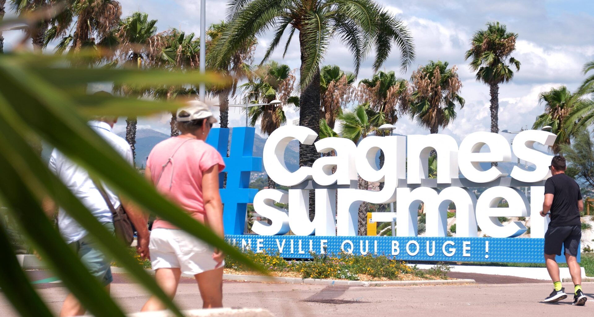 La structure #Cagnes-sur-Mer installée en juin ne passe pas inaperçue: mais séduit-elle les passants?