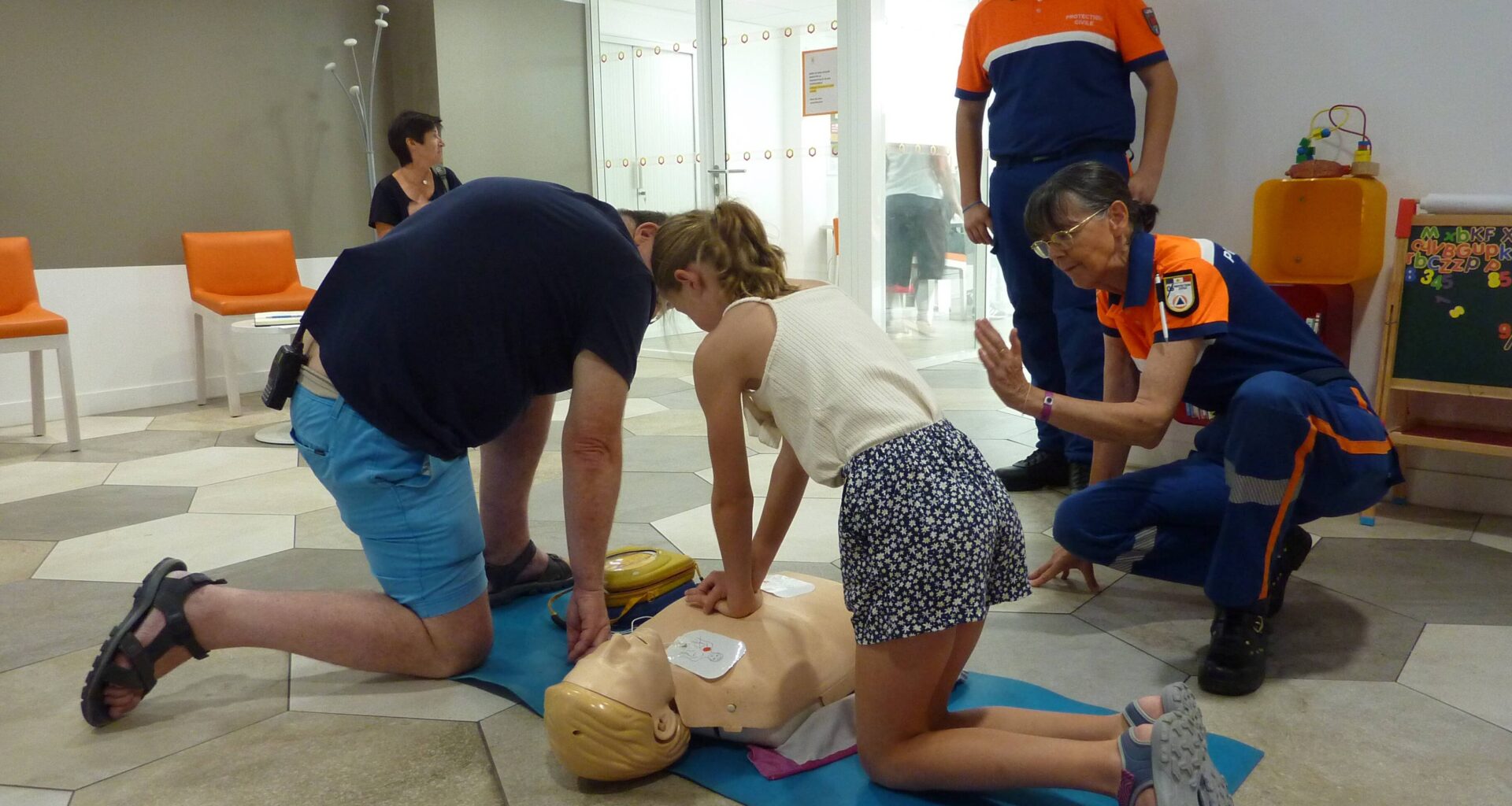 "Simplement avec ses mains, on peut sauver des vies": la Protection civile propose des ateliers d’initiation aux gestes de premiers secours à Nice