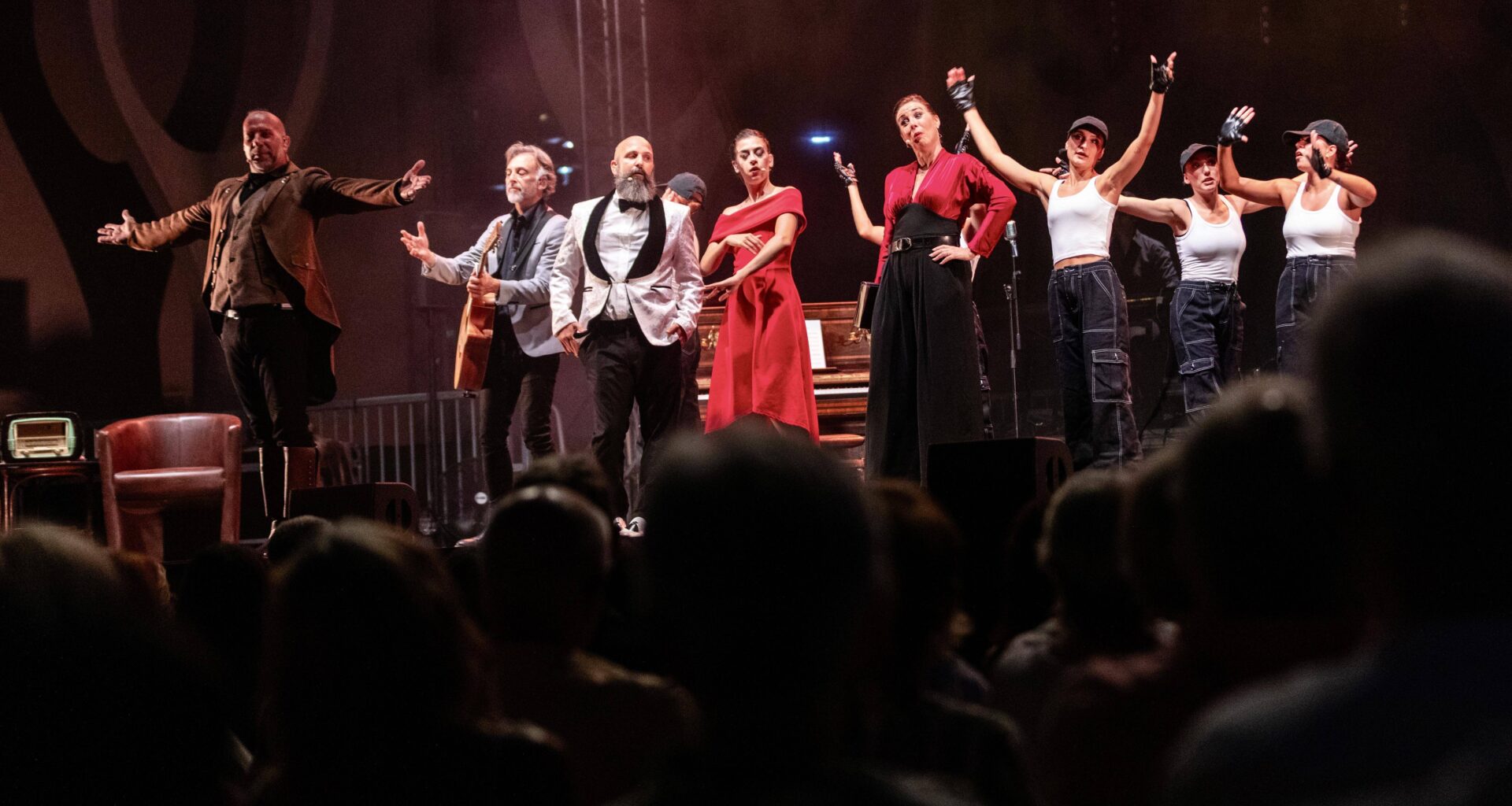 La troupe de "Cyrano de Bergerac, la Comédie musicale" peaufine son show à Nice avant une tournée jusqu'en Chine
