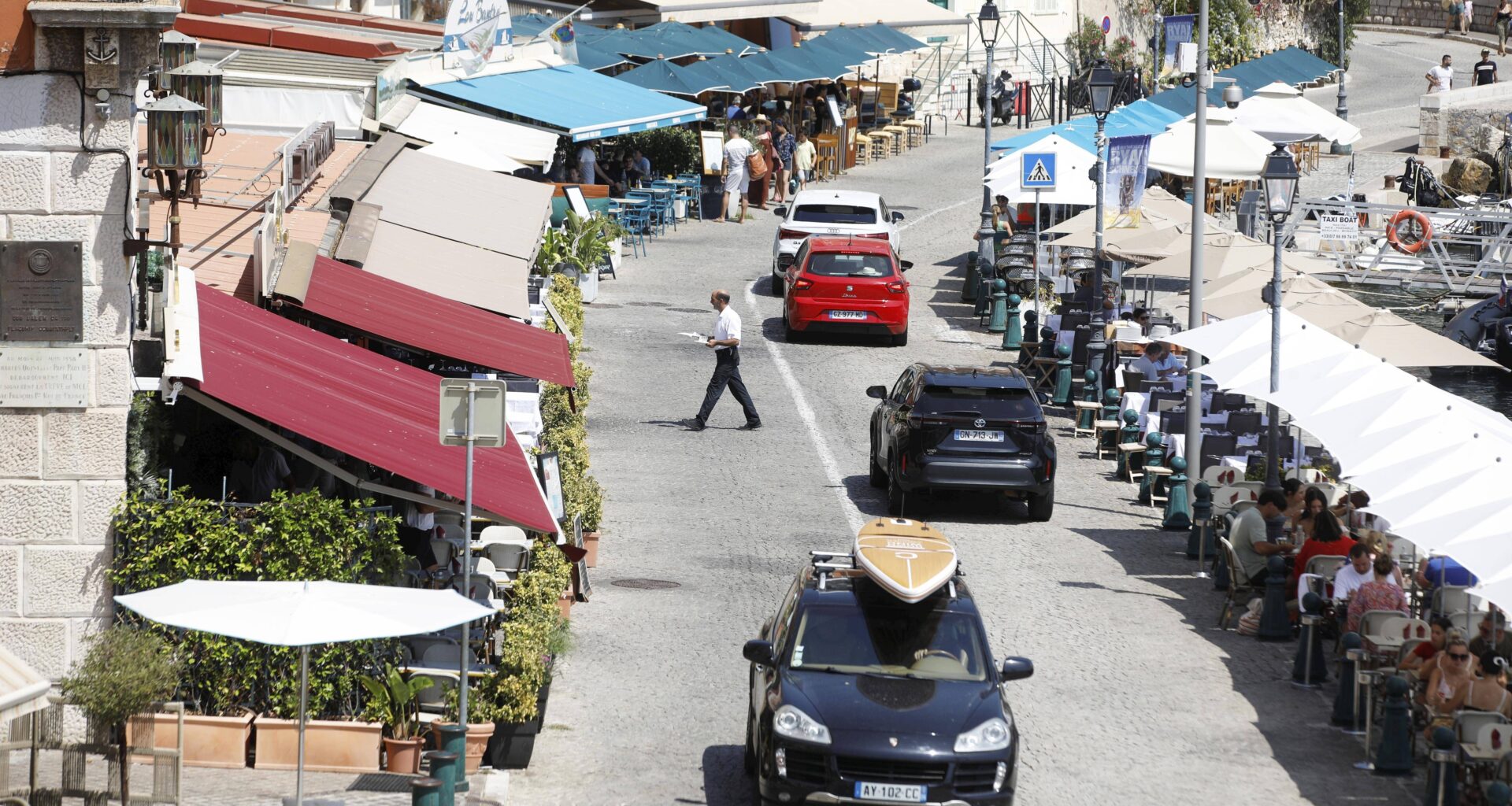 Parking sous le stade, rendre la rue piétonne... Quelles solutions pour limiter le ballet des voitures sur le quai de l’Amiral Courbet à Villefranche-sur-Mer?
