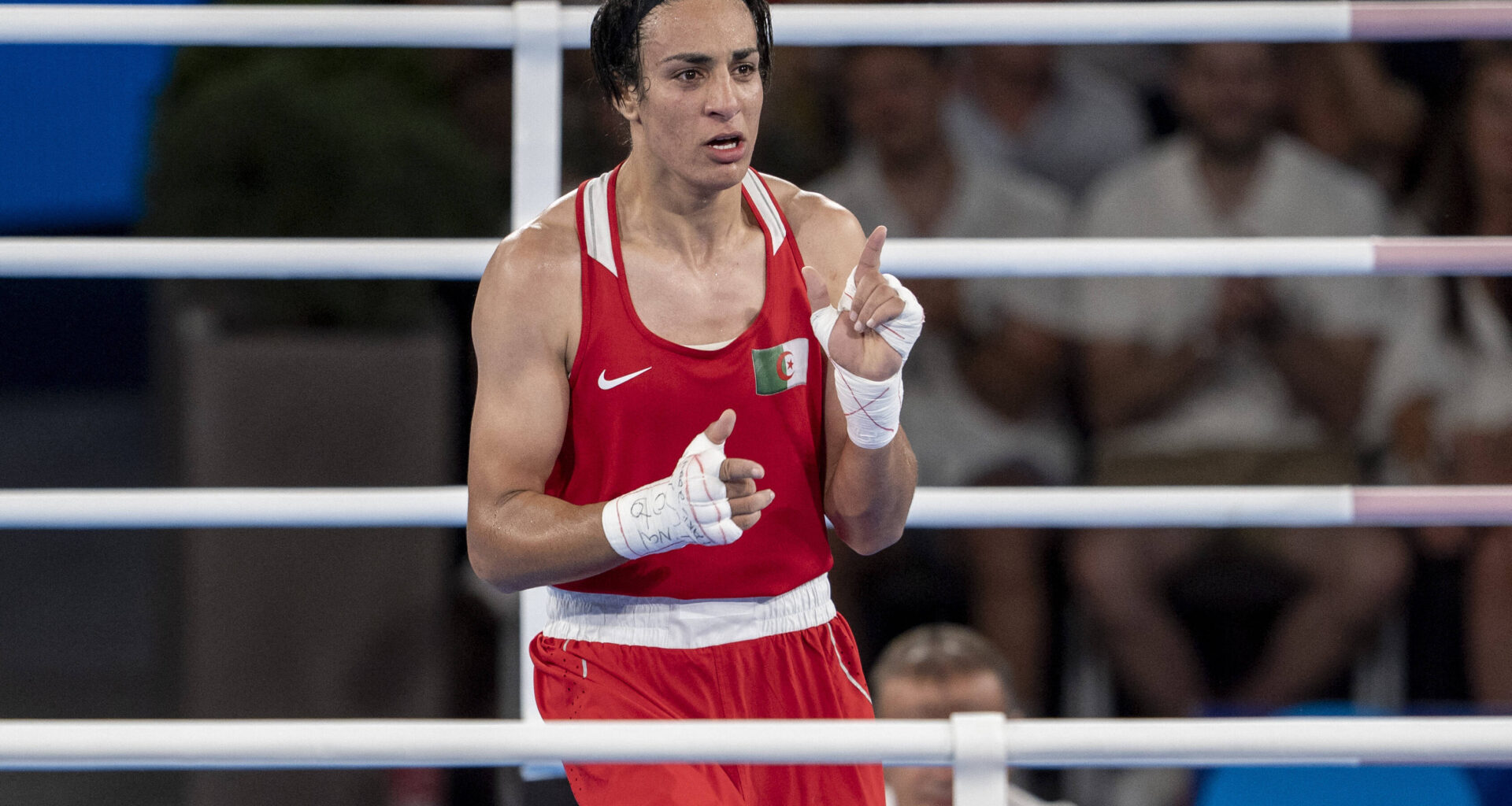"Imane n’a pas seulement quitté Nice, elle a quitté le monde de la boxe": après la médaille d'or olympique et les polémiques, la boxeuse Imane Khelif a raccroché les gants
