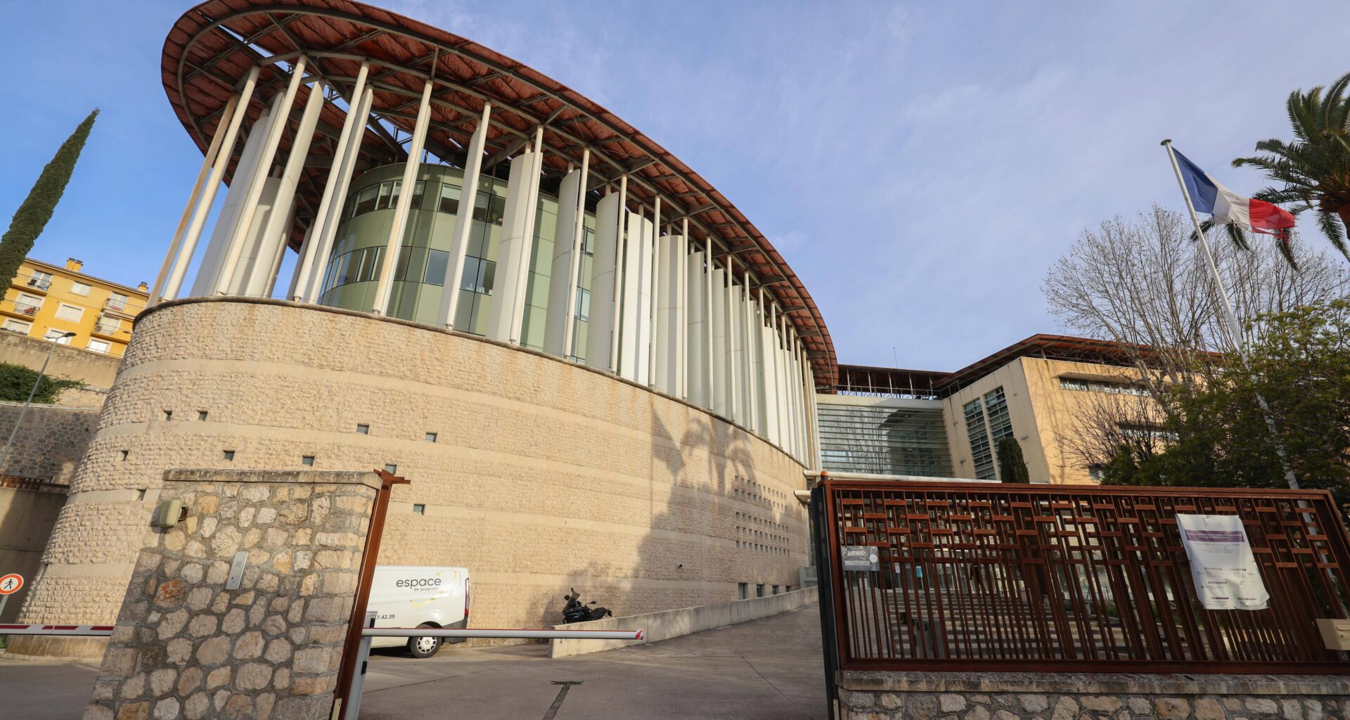Elle avait refusé ses avances, un homme emprisonné après avoir agressé et arraché le collier d'une passante à Villeneuve-Loubet