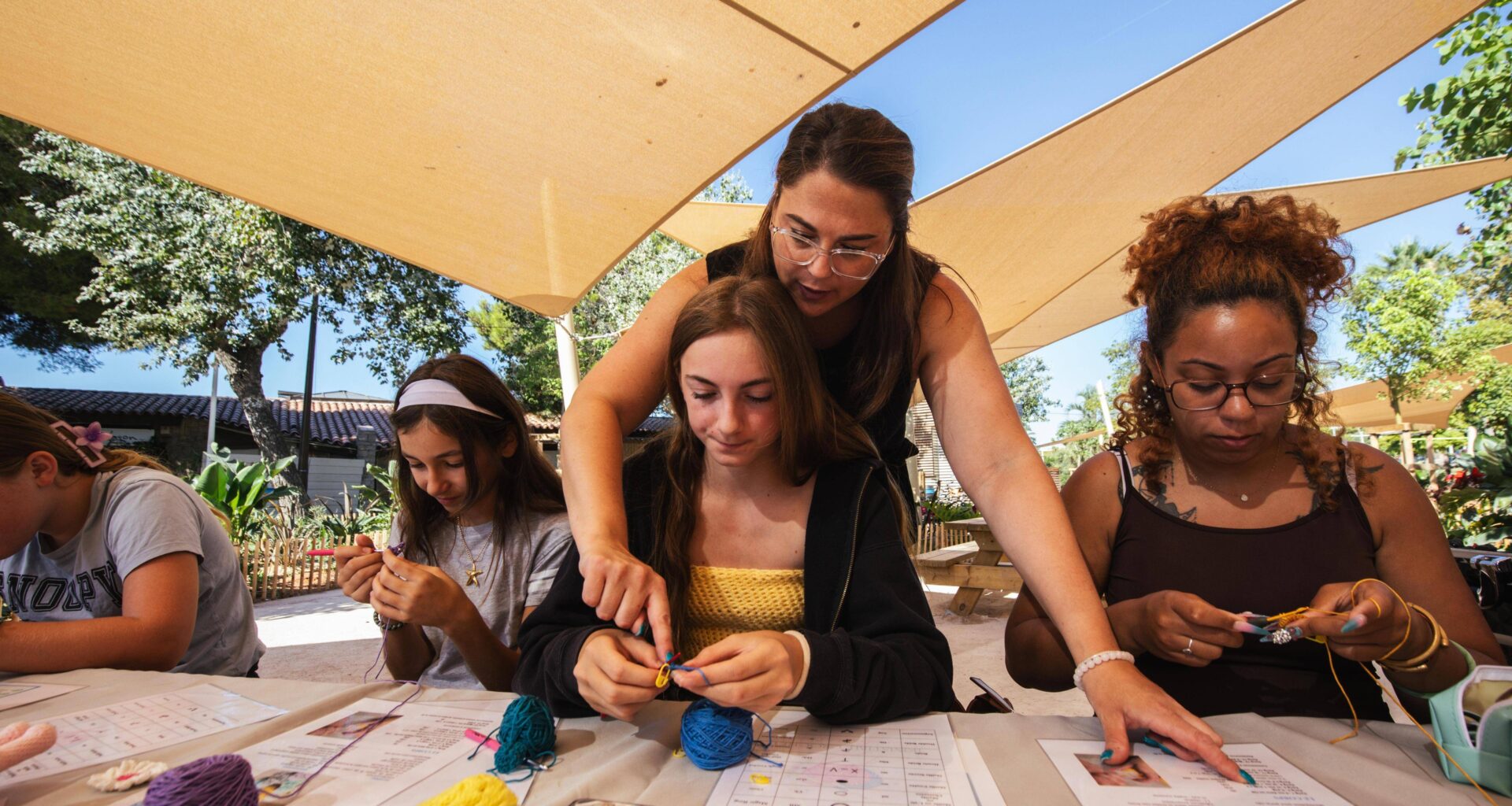 "Le tricot, c’est coloré et fun, c’est dans l’air du temps de la slow fashion": à Toulon, le crochet de mémé redevient tendance