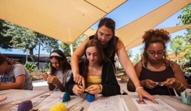 "Le tricot, c’est coloré et fun, c’est dans l’air du temps de la slow fashion": à Toulon, le crochet de mémé redevient tendance