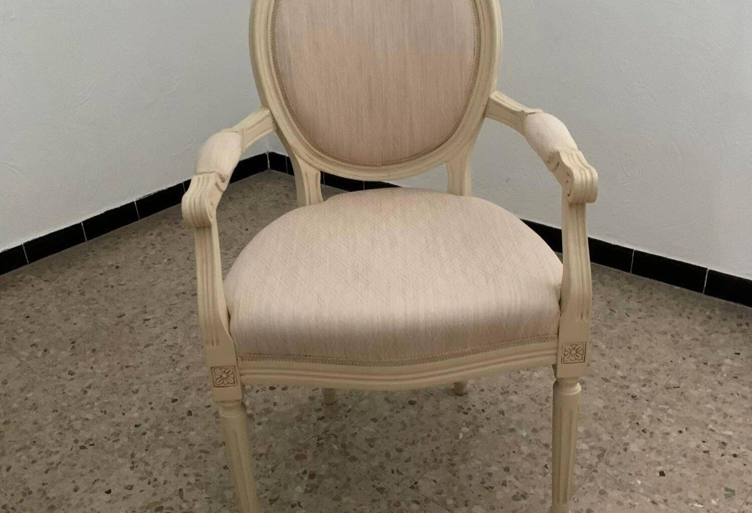 La mairie de cette commune des Alpes-Maritimes vend l’ancien mobilier de sa salle des mariages