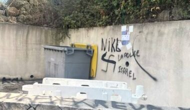 Une croix gammée taguée sur un mur dans un quartier de Nice